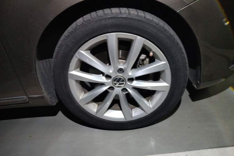 Used Volkswagen Magotan 2012 Facelift 1.8TSI Prestige Model Right Front Wheel Hub