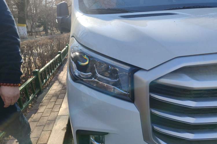 Used SAIC MAXUS Xintu V90 2022 2.0T Manual Zhiyun King Rear-Drive Long Wheelbase High-Roof with Single Rear Tire—6/7 Seats Right Front Headlight