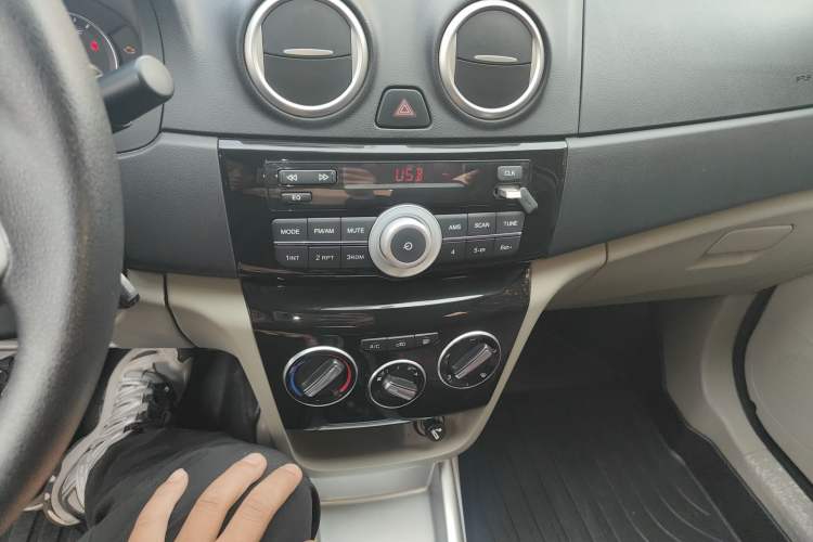 Used CHANGAN Alsvin V3 2015 1.4L Manual Warm-Hearted Model China IV Standard
