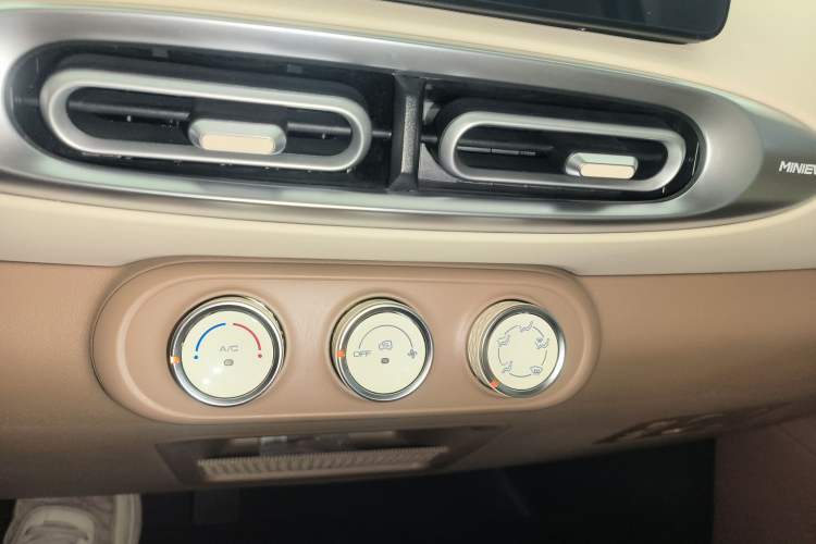 Used Wuling Hongguang MINIEV 2024 3rd Generation 215km Advanced Version Audio And AC Panel