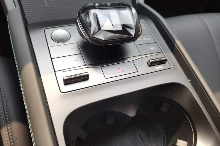 Used BYD Qin L 2025 DM-i Smart Drive 80KM Leading Model Gear Lever