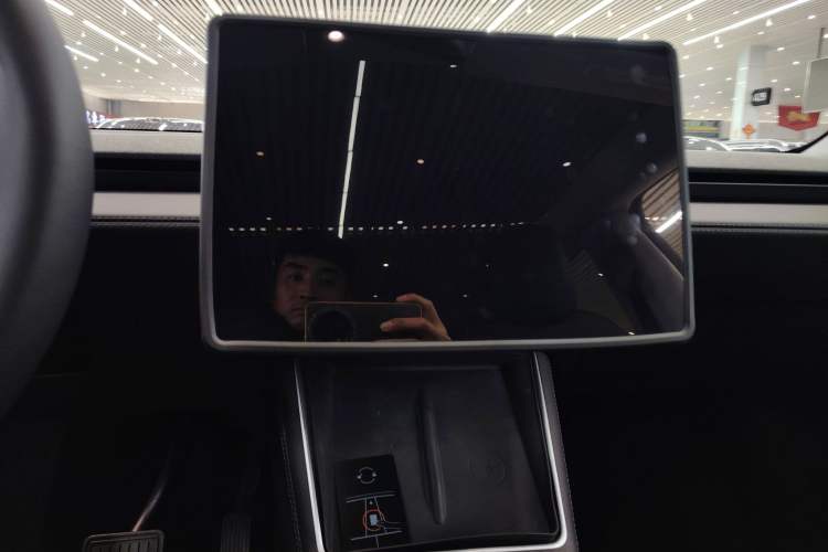 Used Tesla Model Y 2025 Rear-Wheel-Drive Version
