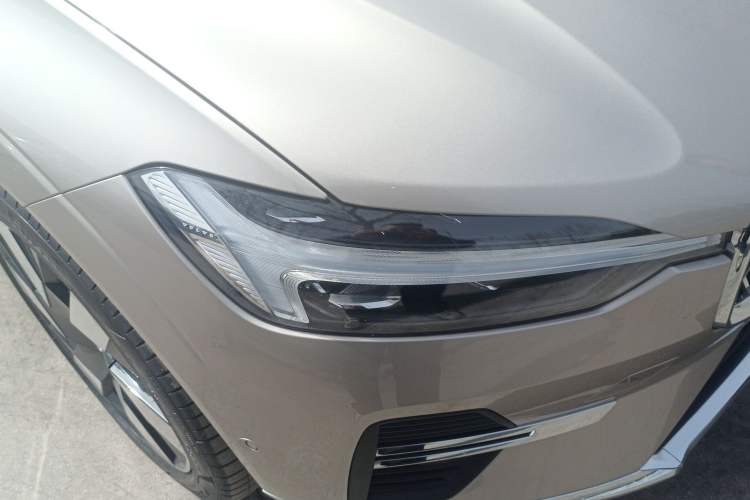 Used Volvo XC60 New Energy 2025 Plug-in Hybrid Long-Range All-Wheel Drive Smart & Luxurious Edition Right Front Headlight