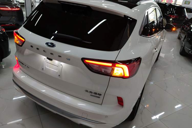 Used Ford Escape 2020 EcoBoost 245 Four-Wheel Drive Luxury Edition
