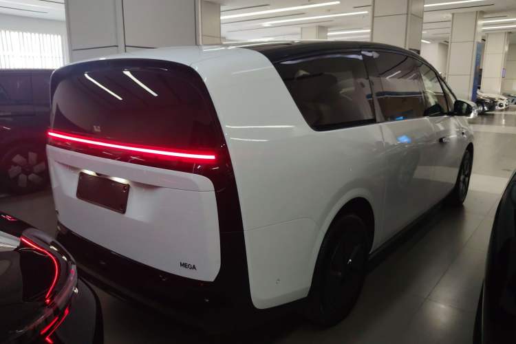 Used Li Auto MEGA 2025 Home Family Special Edition
