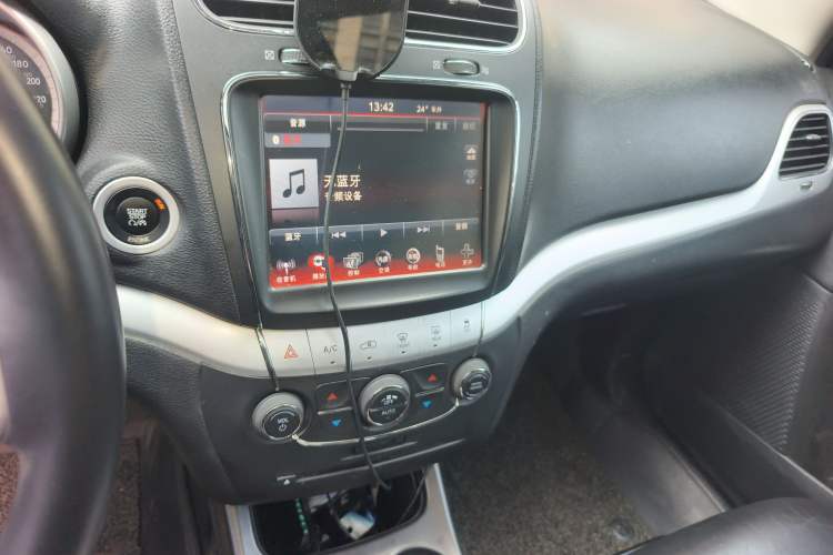 Used Dodge Journey 2013 2.4L Two-Wheel Drive Luxury Version