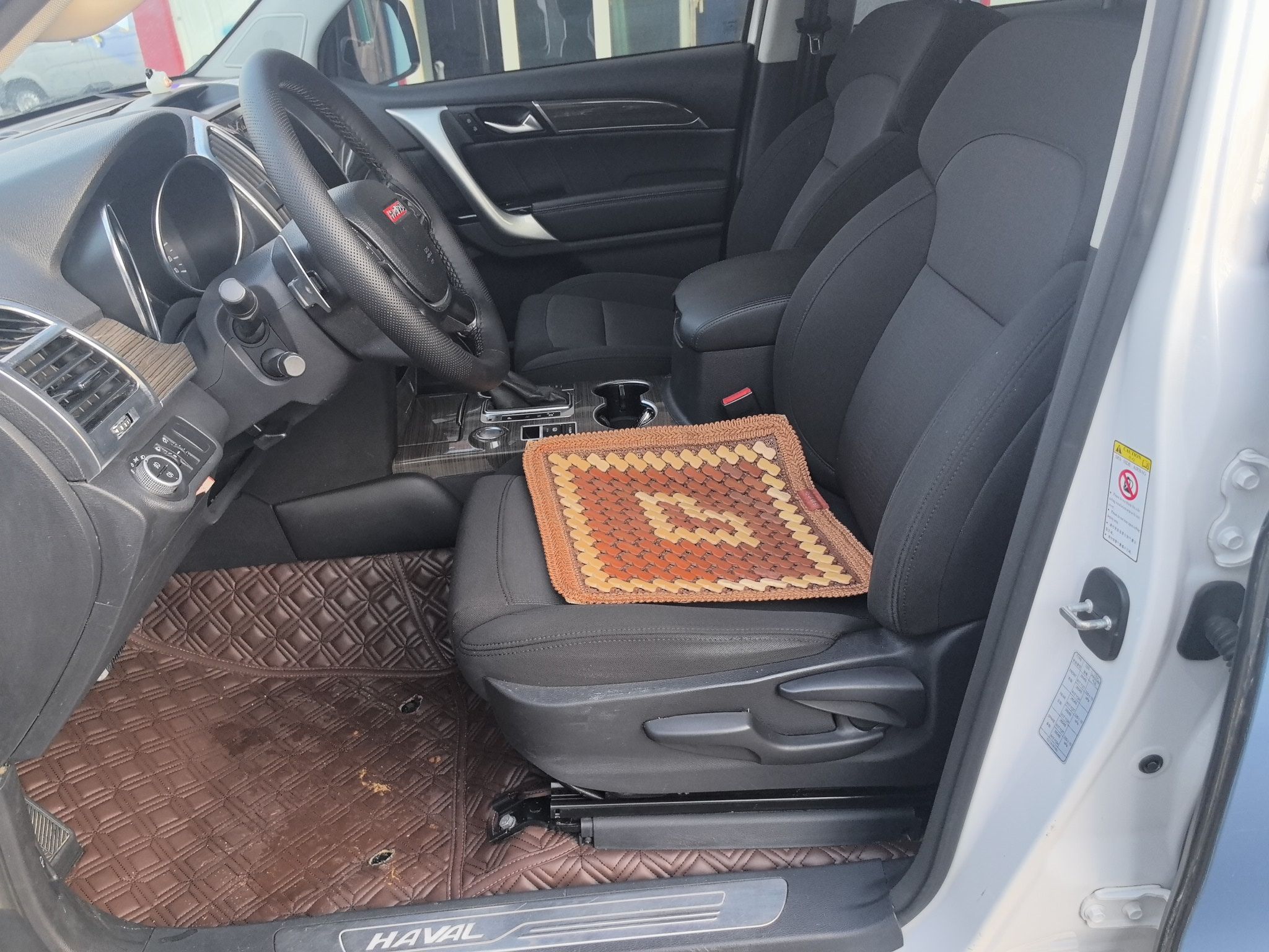 المقاعد الأمامية داخل السيارة