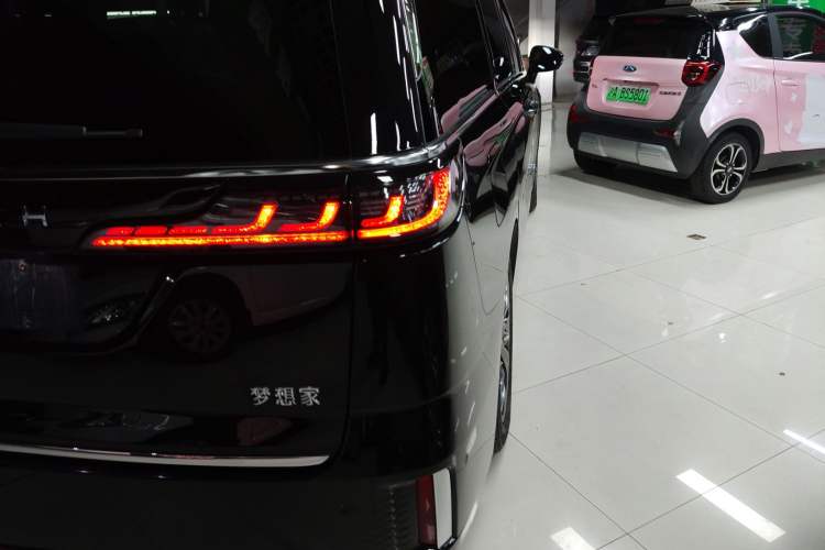 Used VOYAH Dream 2022 Low-Carbon Edition Dream+ Smart Enjoyment Package Right Rear Taillight