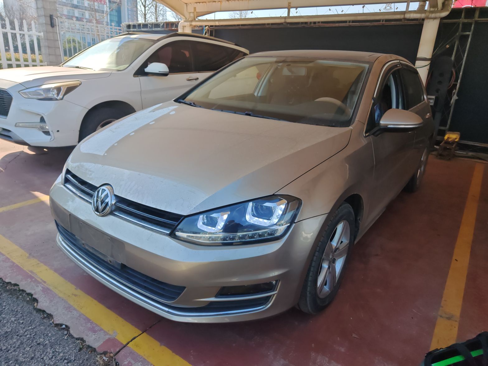 تحت مقدمة السيارة