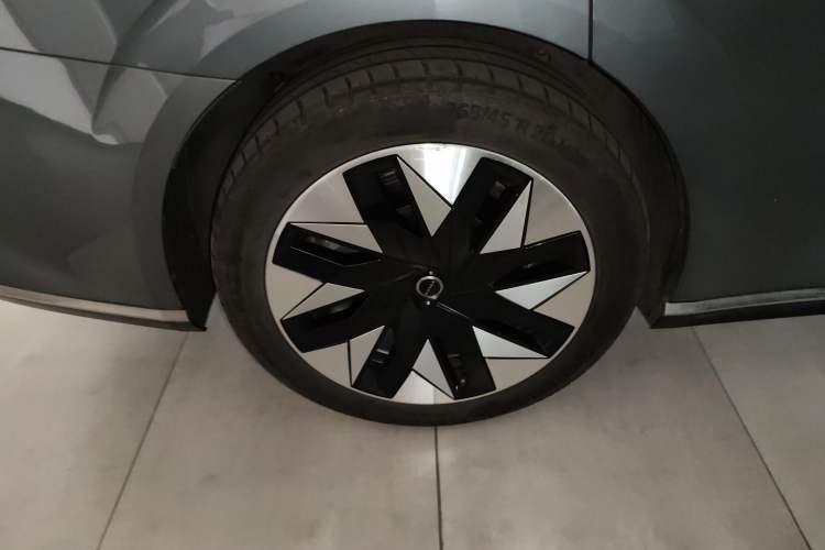 Used Volvo EM90 2025 Ultra Six-Seater
