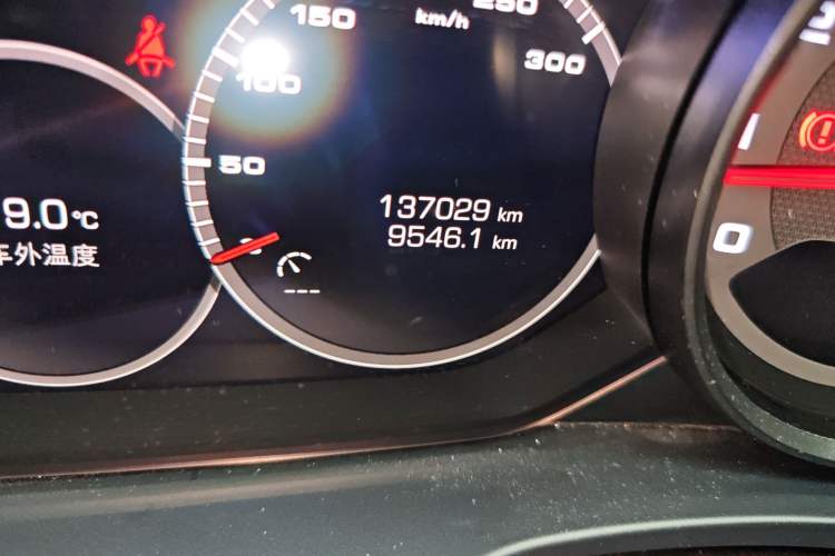 Used Porsche Panamera 2019 Panamera 2.9T Odometer Close Up