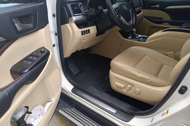 Used Toyota Highlander 2017 2.0T Four-Wheel Drive Luxury Edition 7 Seats