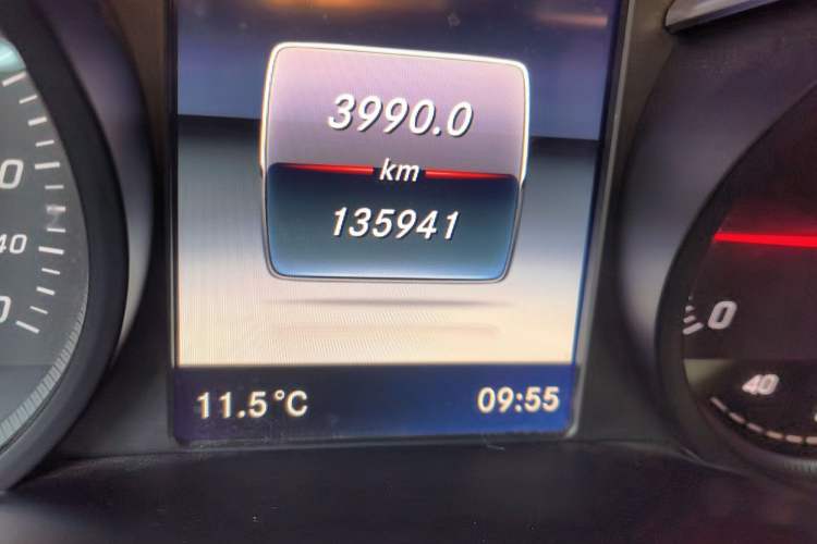 Used Mercedes-Benz GLC 2019 GLC 260 L 4MATIC Dynamic Model Odometer Close Up