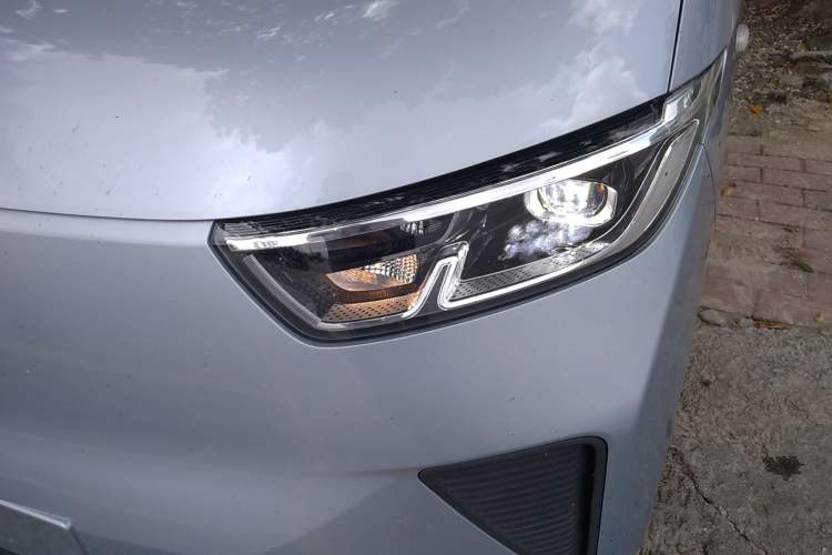 Used Wuling Yangguang 2024 300KM Comfort Version Passenger Van 75kW
