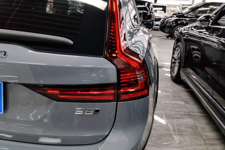 Used Volvo V90 2022 Cross Country B5 AWD Prestige Edition Exterior 3