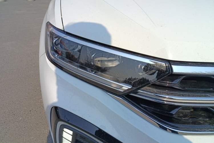 Used Volkswagen T-ROC 2025 Facelift Model 2 300TSI DSG Two-Wheel Drive Chenguang Edition Right Front Headlight