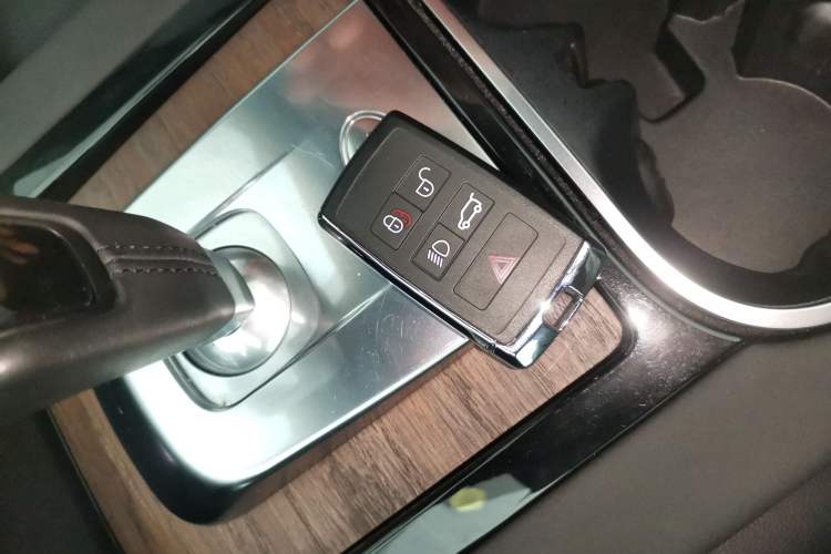 Used Land Rover Discovery Sport 2020 249 PS R-Dynamic Performance Edition Interior 1