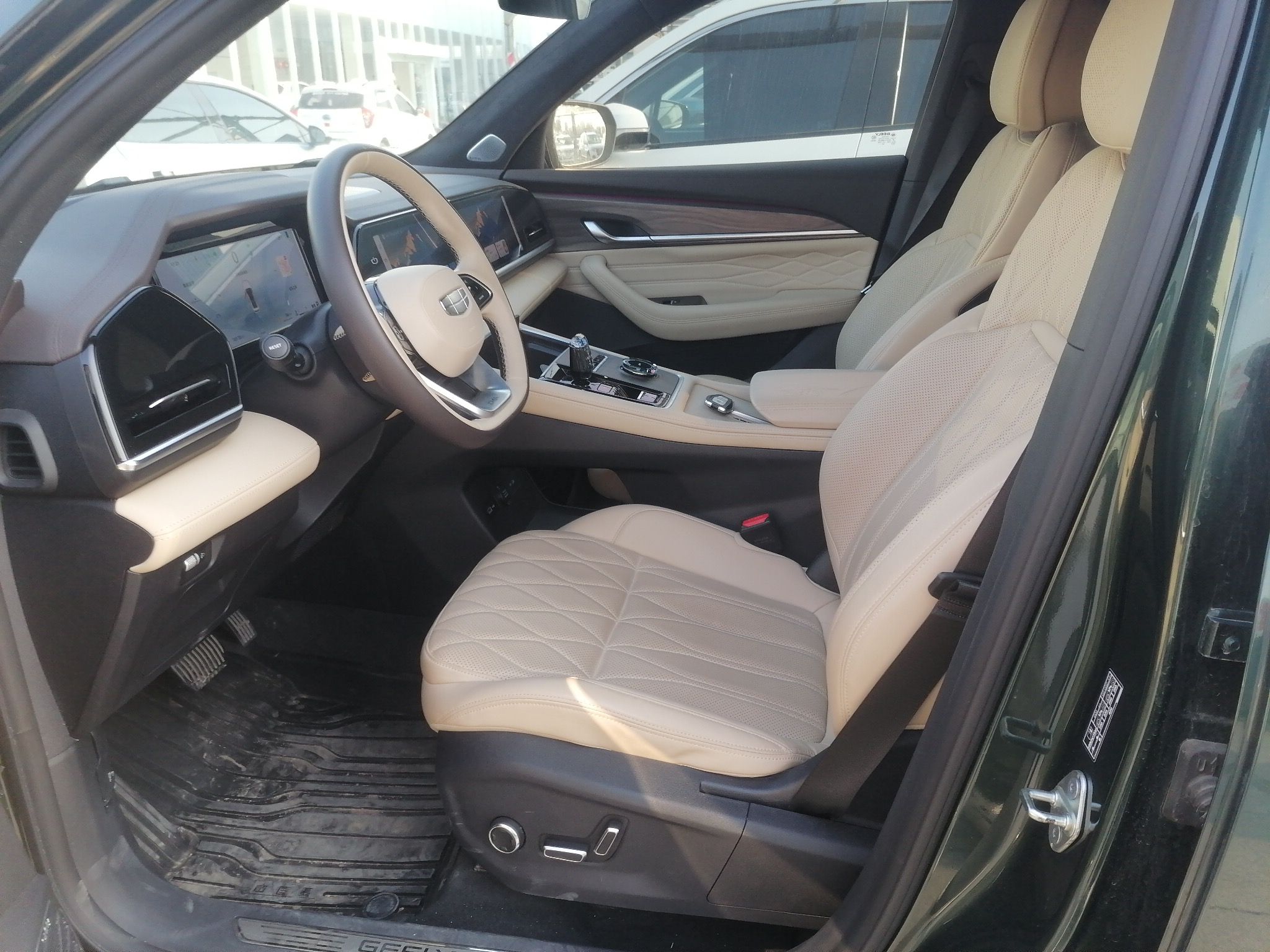 المقاعد الأمامية داخل السيارة