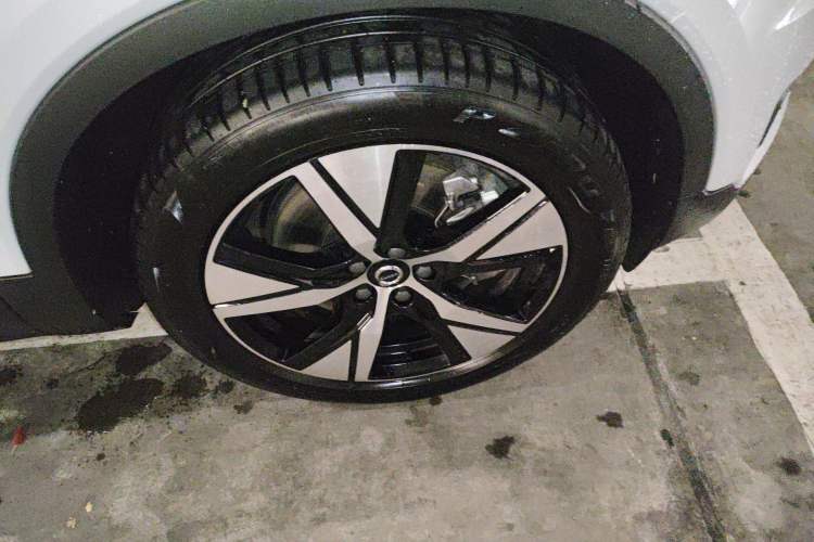 Used Volvo XC40 New Energy 2022 Four-Wheel Drive High-Performance Version Right Front Wheel Hub