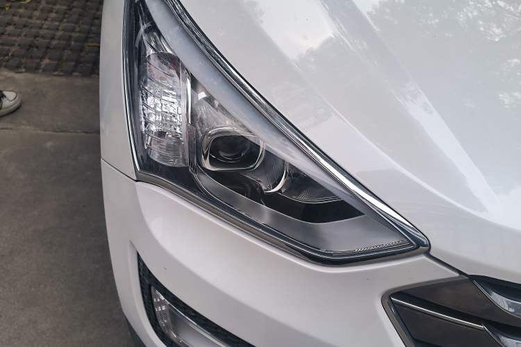 Used Hyundai Santa Fe 2013 2.4L Automatic Two-Wheel Drive Smart Version Right Front Headlight