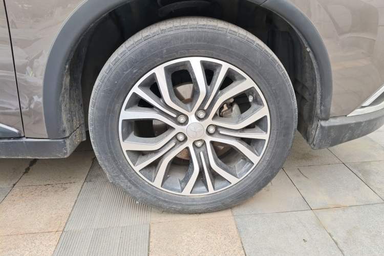 Used Mitsubishi Outlander 2016 2.4L 4x4 Elite Edition 7-Seater Right Front Wheel Hub