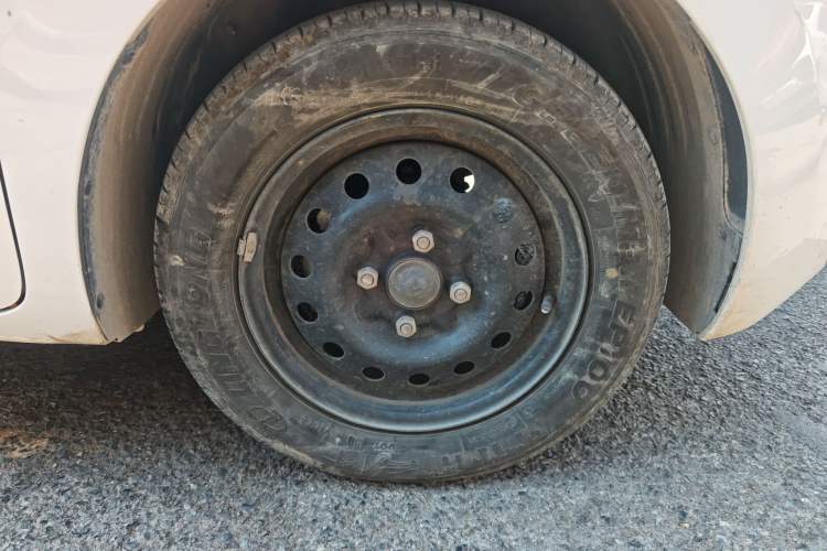 Used Wuling Zhiguang New Energy 2025 Standard Model Right Front Wheel Hub