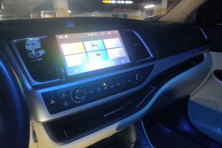 Used Toyota Highlander 2018 2.0T Two-Wheel Drive Elite Version 5 Seats China VI Standard Audio And AC Panel