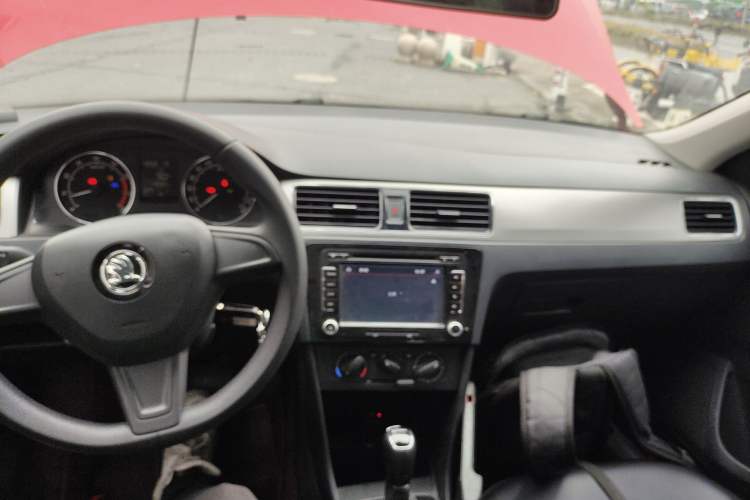 Used Skoda Rapid Spaceback 2014 1.6L Automatic Enjoyment Edition Center Console