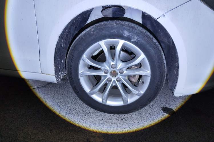 Used Brilliance H530 2011 1.6L Manual Luxury Model Right Front Wheel Hub