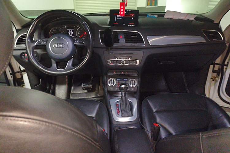 Used Audi Q3 2015 35 TFSI Comfort Model Center Console