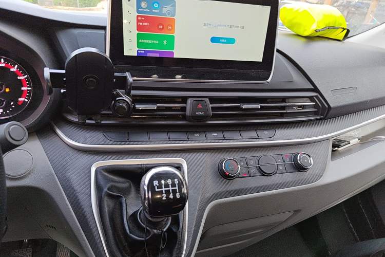 Used SAIC MAXUS Xintu V90 2024 Zhiyun 2.0T Manual Rear-Drive Extended-Wheelbase Ultra-High-Roof Model with Dual Rear Tires and 3 Seats
