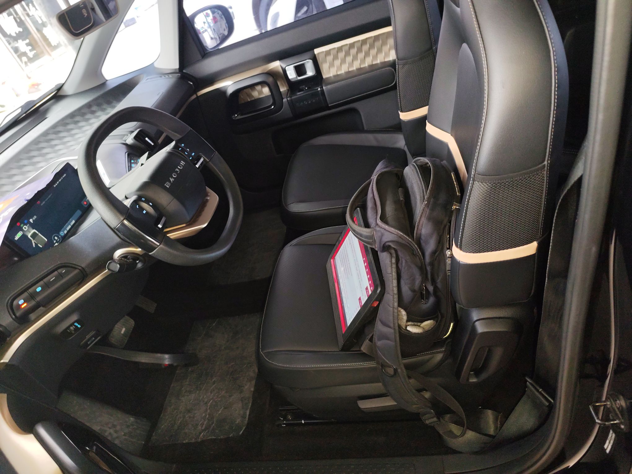 المقاعد الأمامية داخل السيارة