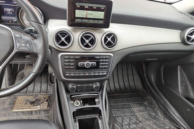 Used Mercedes-Benz GLA 2015 GLA 220 4MATIC Luxury Model Audio And AC Panel