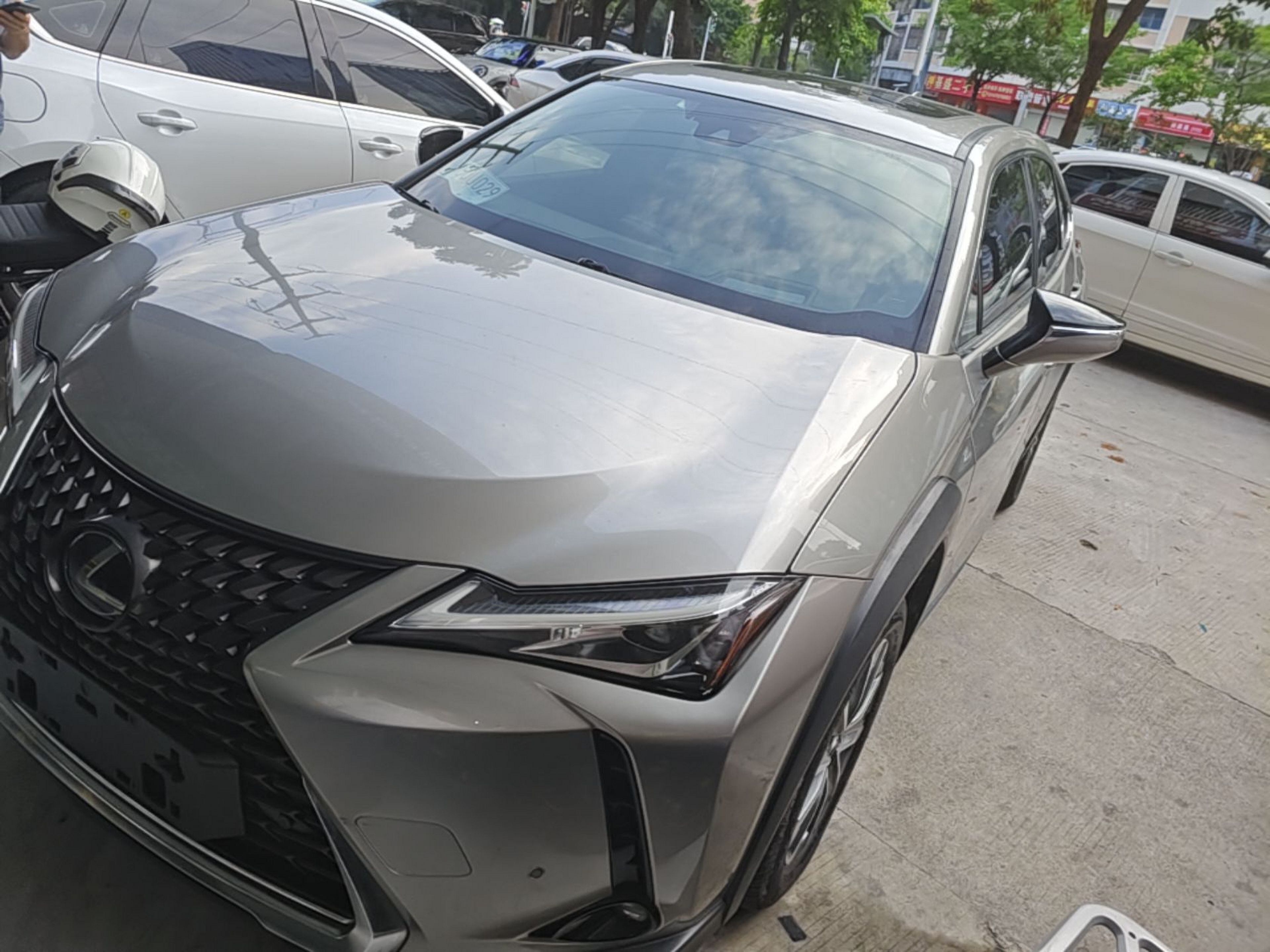 Под передней частью автомобиля