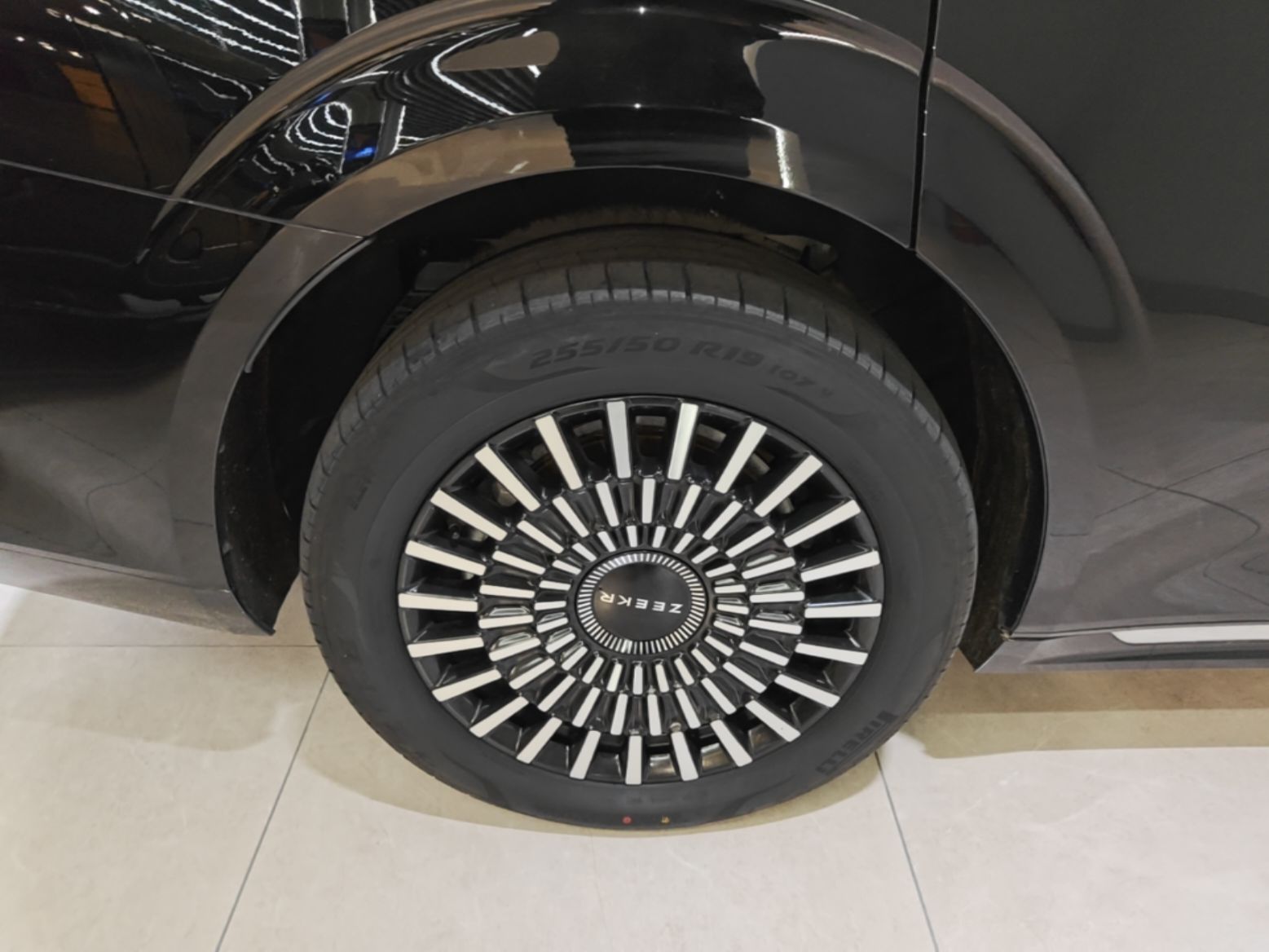 Zeekr 009 2024 7-Seater Walk-Through Version Four-Wheel Drive 108 kWh — снимка 11