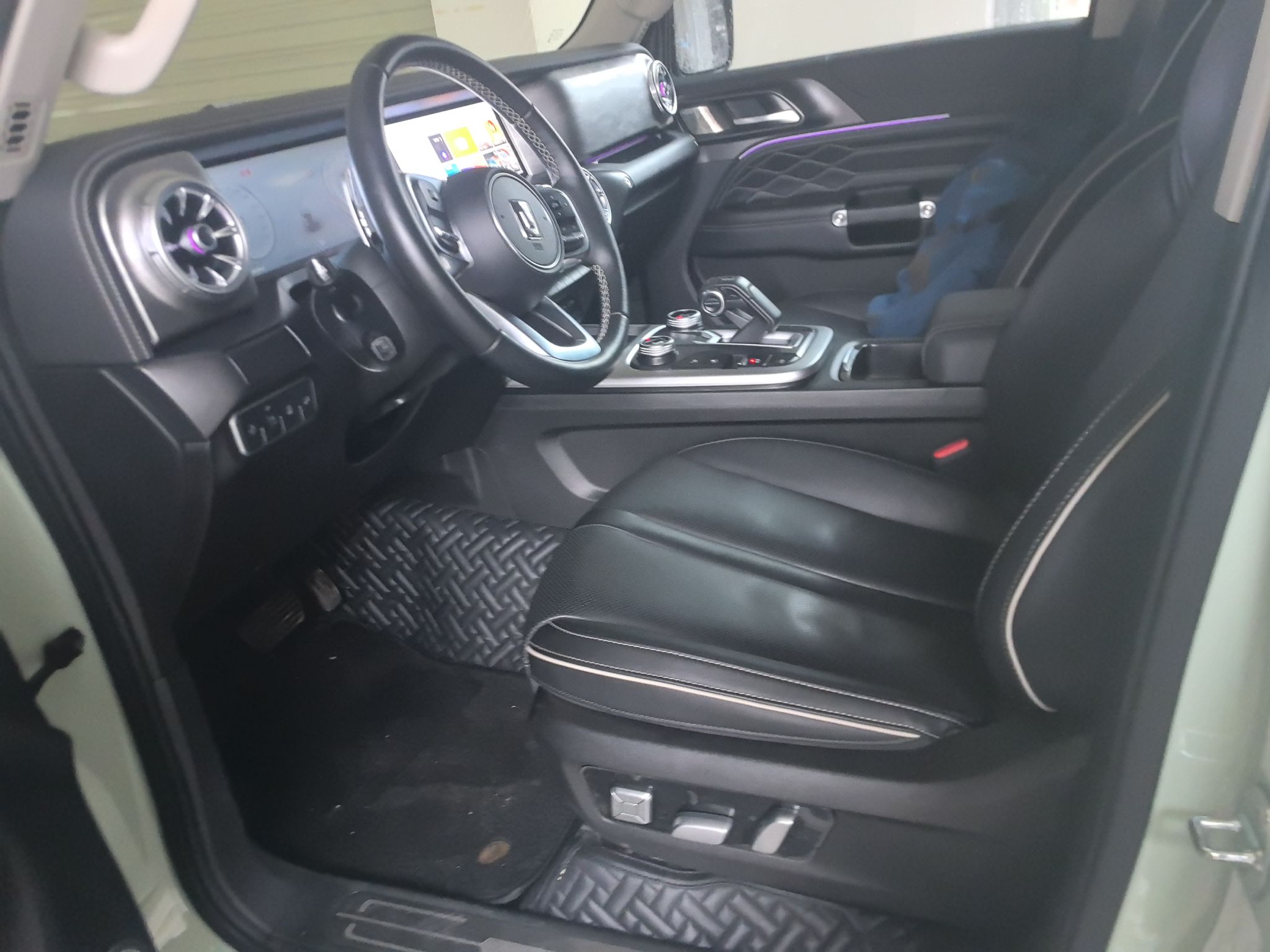 المقاعد الأمامية داخل السيارة