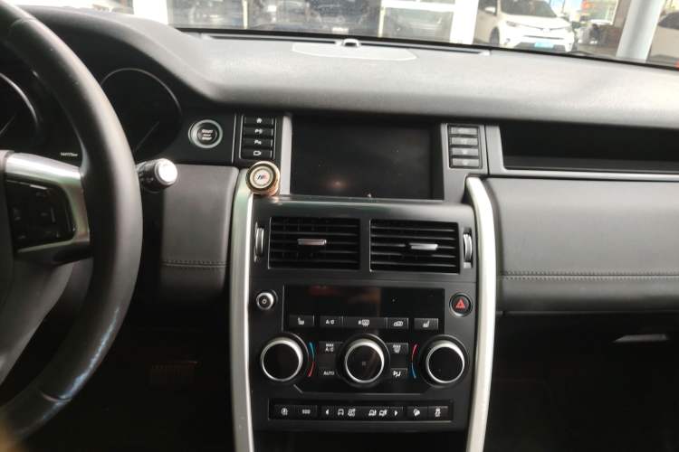 Used Land Rover Discovery Sport 2018 240 PS HSE Version Audio And AC Panel