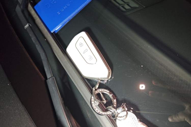 Used Volkswagen Tavendor 2024 380TSI All-Wheel-Drive R-Line Cruise Premium Edition Vehicle Key