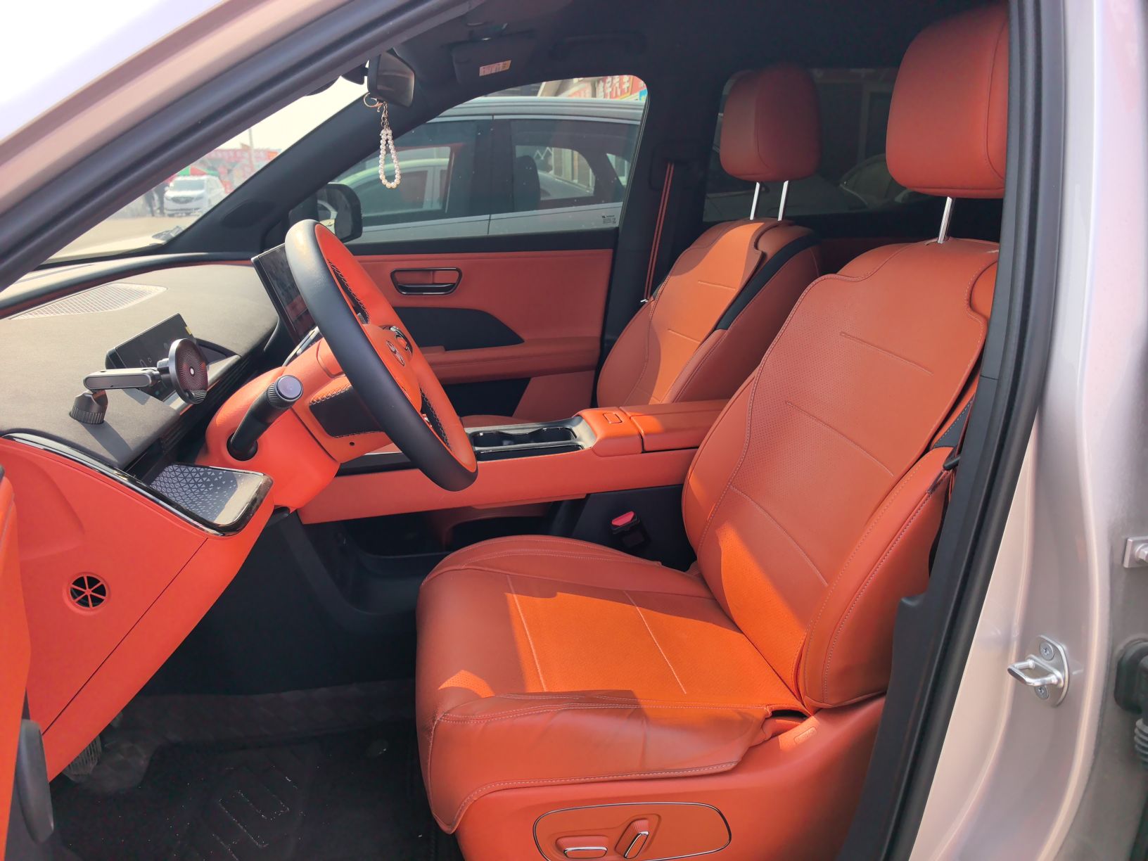 المقاعد الأمامية داخل السيارة