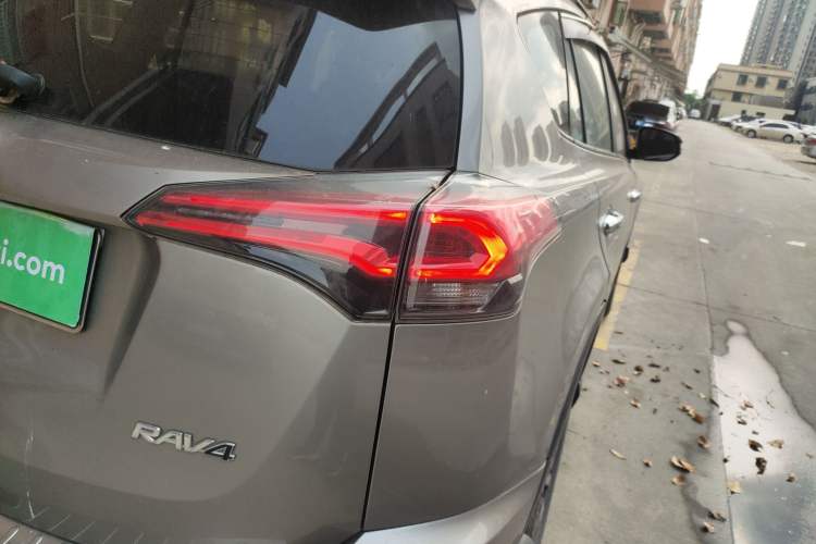 Used Toyota RAV4 2019 2.0L CVT Two-Wheel Drive Fashion X Limited Edition China VI Standard Right Rear Taillight