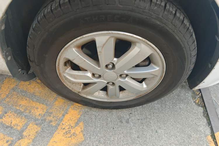 Used Kia K2 2015 Sedan 1.4L MT GLS Right Front Wheel Hub