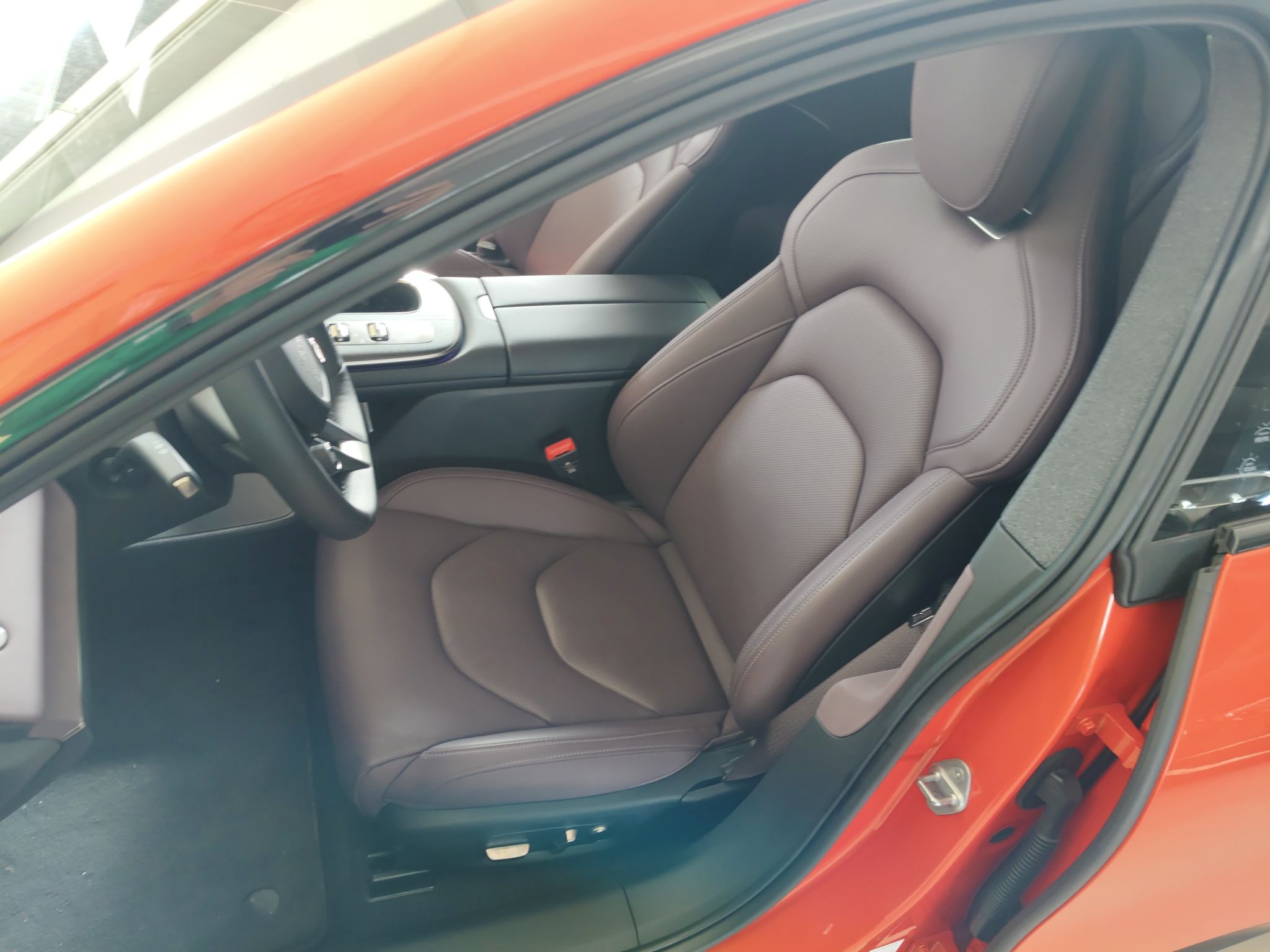 Переднее сиденье в автомобиле