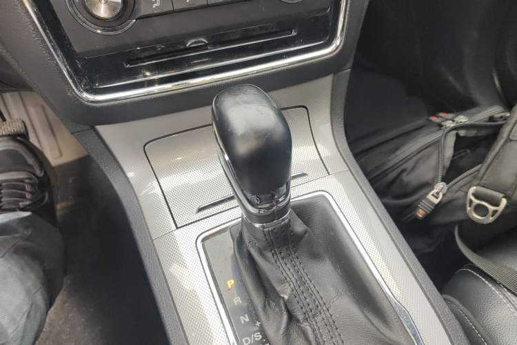 Used Roewe RX5 2018 20T Two-Wheel Drive Automatic Flagship Edition Gear Lever