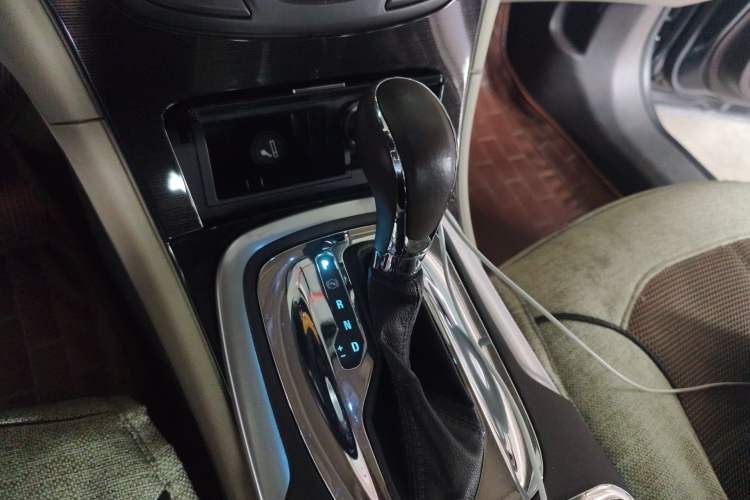 Used Buick Regal 2014 2.0L Leading Fashion Edition Gear Lever
