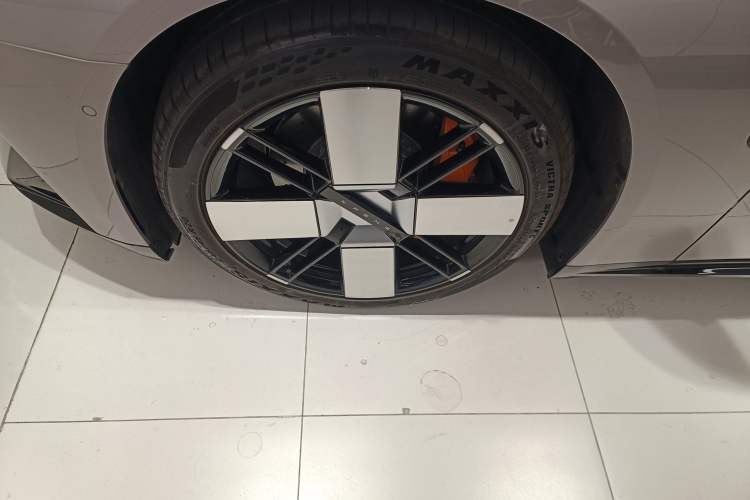 Used XPeng P7 2025 Model—750 All-Wheel-Drive High-Performance Ultra Left Front Wheel Hub