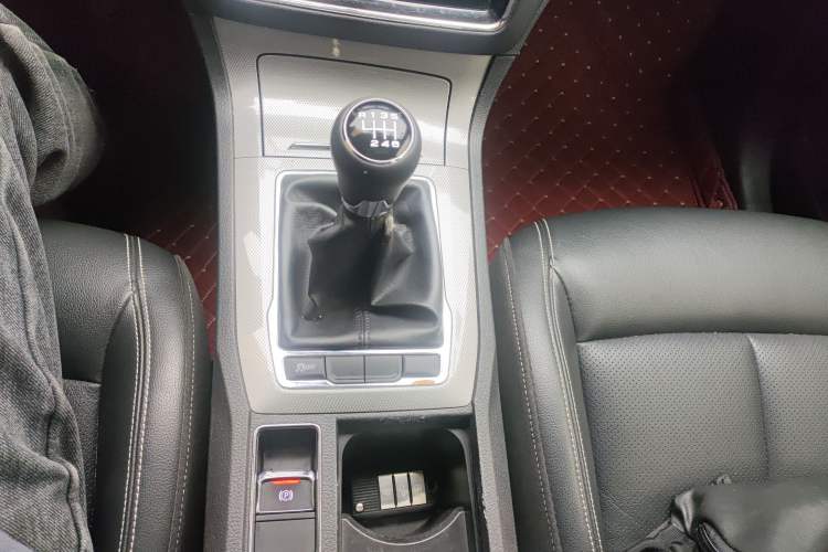 Used Roewe RX5 2018 20T Two-Wheel Drive Manual Internet Smart Edition