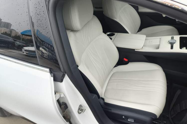 Used Geely Galaxy E8 2024 665 km Range Rear-Drive Starship Long-Range Version
