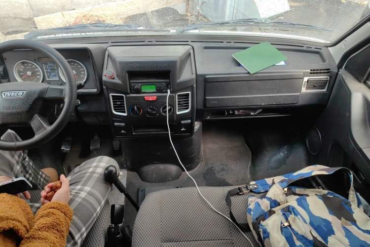 Used Iveco Daily 2020 2.5T A35 Passenger Van with Dual Tires Mid-Roof Design 5-9 Seater Side-Sliding Door China V Emission Standard Audio And AC Panel