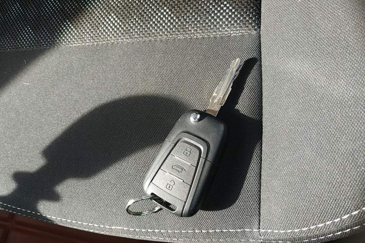 Used SAIC MAXUS Xintu V80 2021 2.0T Manual Classic Aoyuntong Short Wheelbase Mid-Roof 5/6-Seater