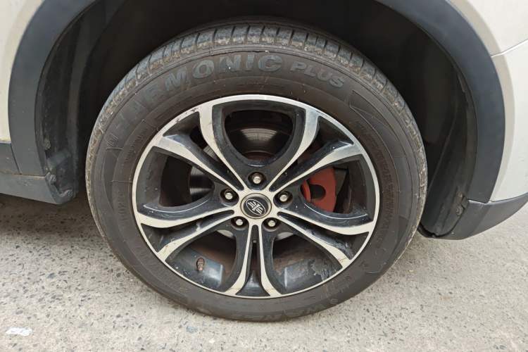 Used FAW Senya R7 2017 Revised Version 1.6L Automatic Luxury Edition Right Front Wheel Hub